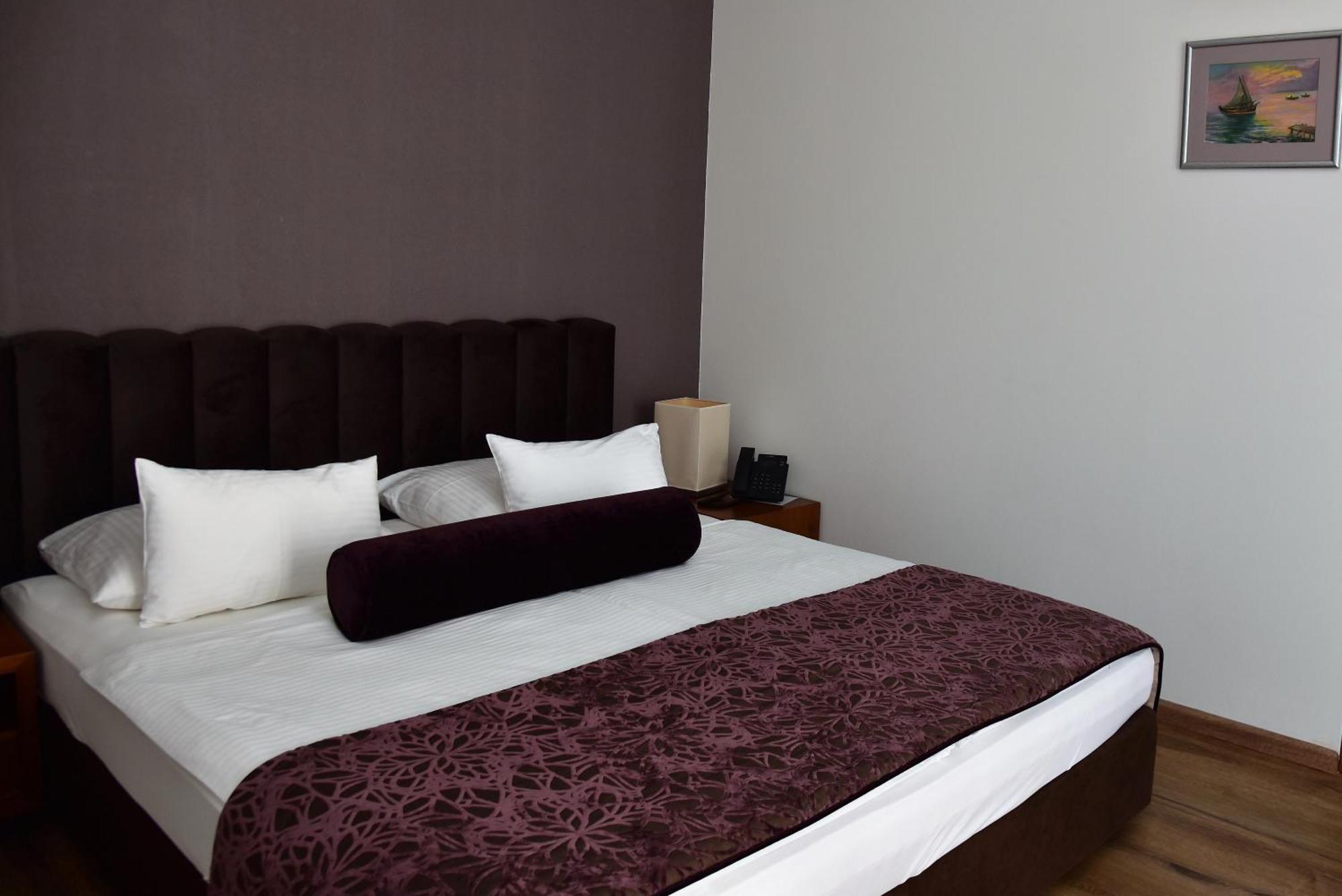 Hotel Lipa ポスティレ エクステリア 写真