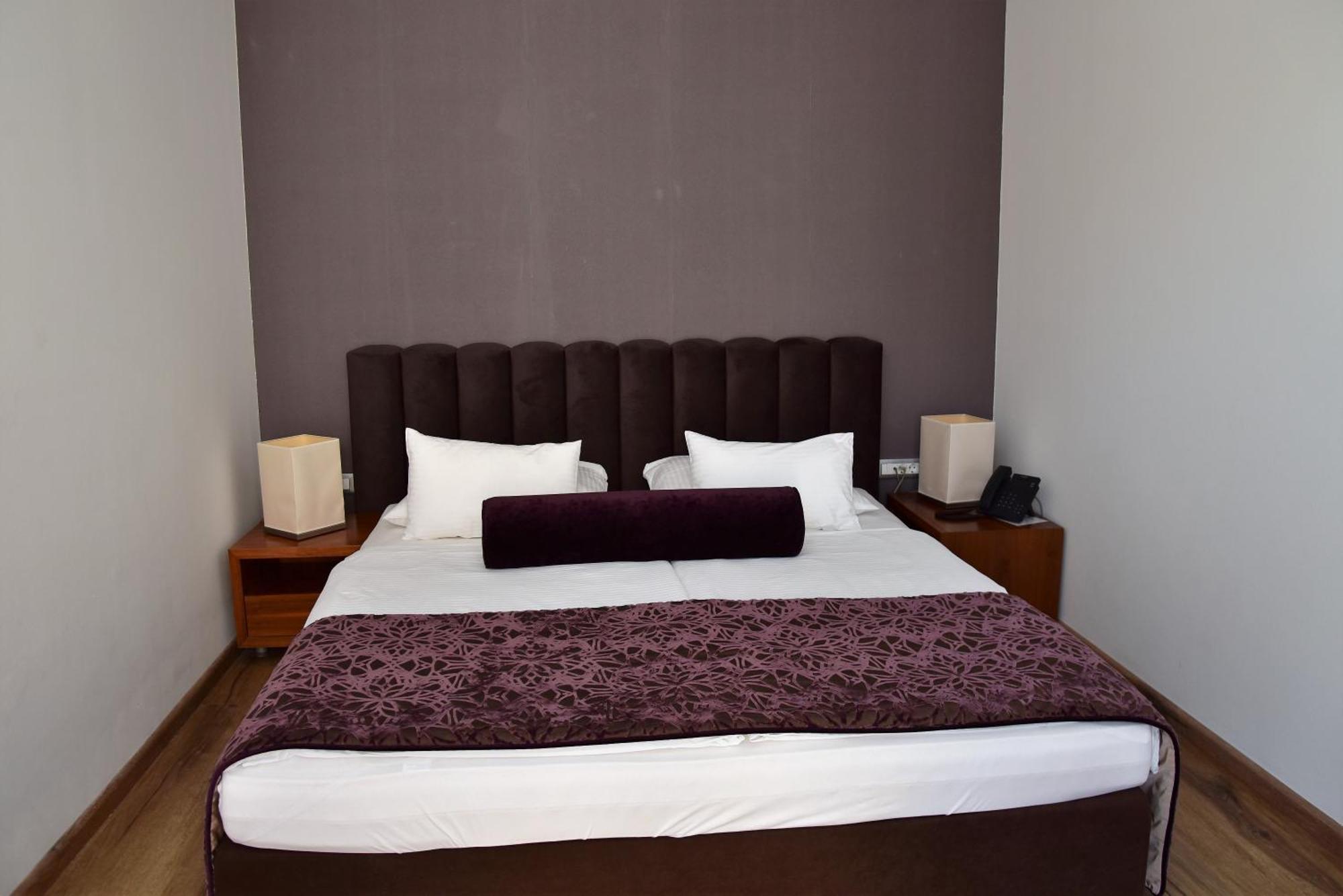 Hotel Lipa ポスティレ エクステリア 写真